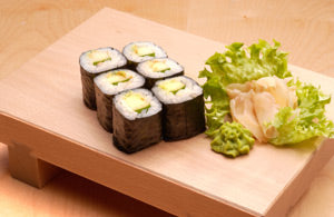 Sushi, Maki-Sushi mit Gurke und Sesam